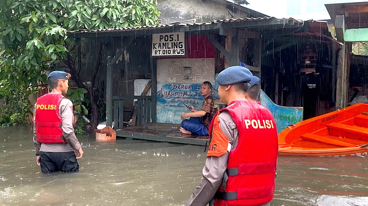 Banjir Rendam Sejumlah Titik di Jakarta, Brimob hingga Polair PMJ Dikerahkan Dukung Operasi Kemanusiaan