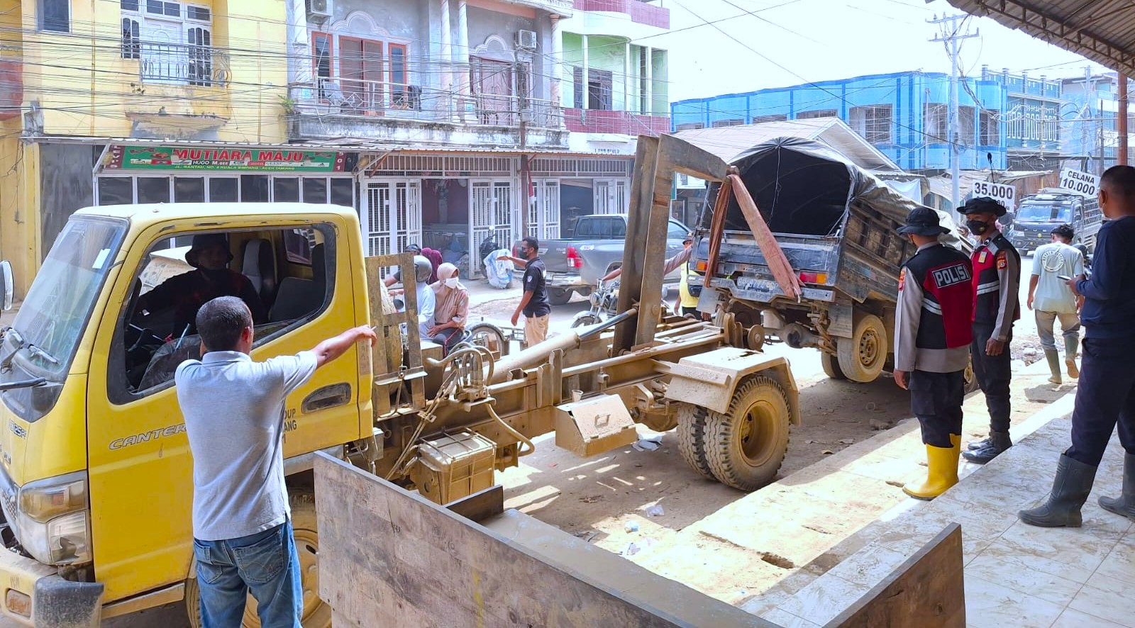 Dari Jalan Tergenang ke Bengkel Perbaikan, Polisi Gunakan Towing Evakuasi Mobil Warga Pascabanjir