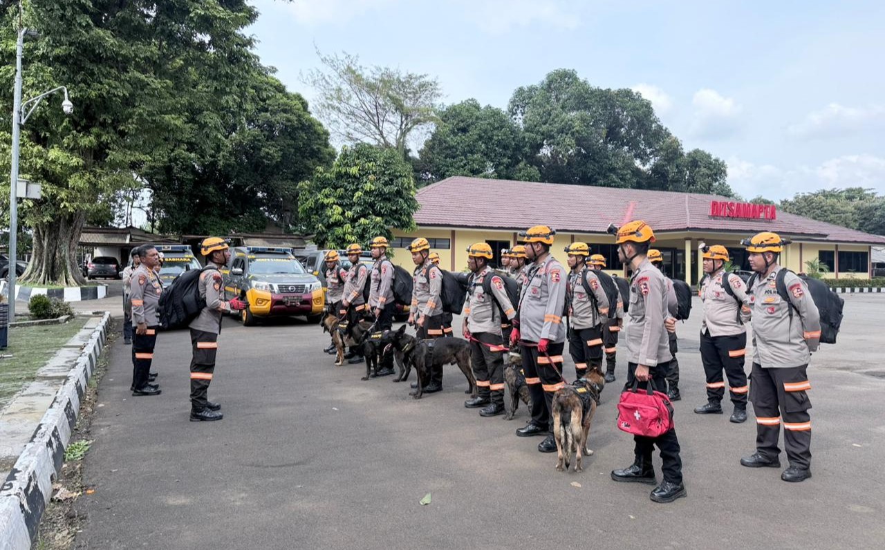 Den K9 SAR Ditpolsatwa Korsabhara Baharkam Polri Siap Perkuat Penanganan Bencana Longsor di Cisarua, Bandung Barat
