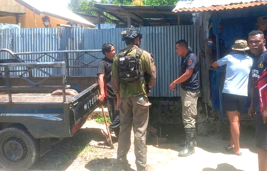 Personel Brimob Ops Damai Cartenz Gelar Patroli dan Sambang Humanis di Kampung Aikai