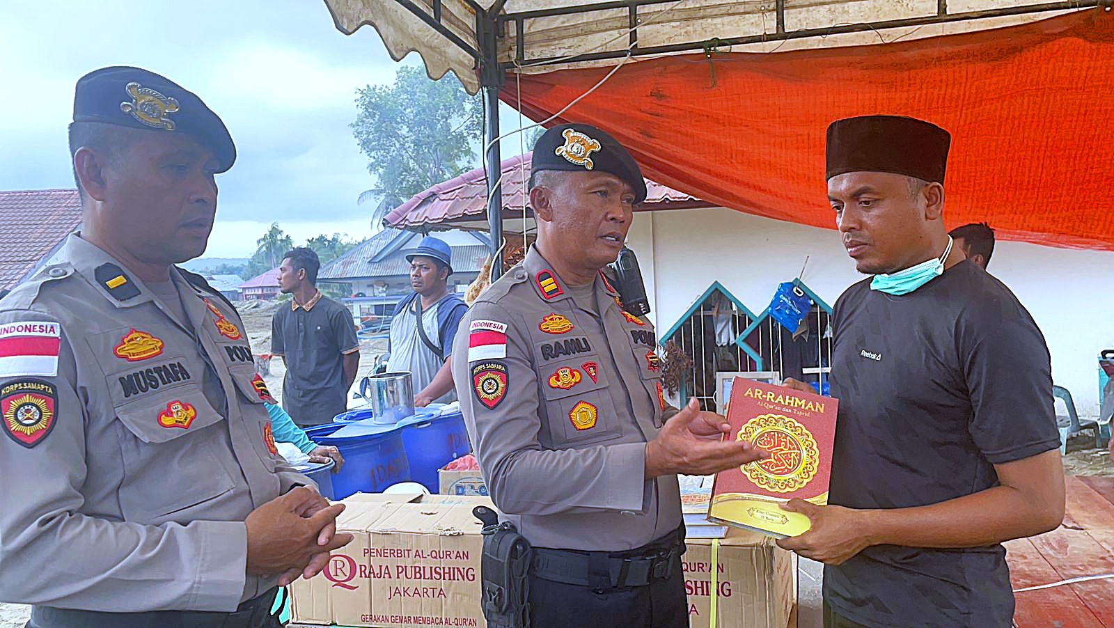 Polri Salurkan Bantuan Al-Qur’an kepada Pesantren Terdampak Banjir