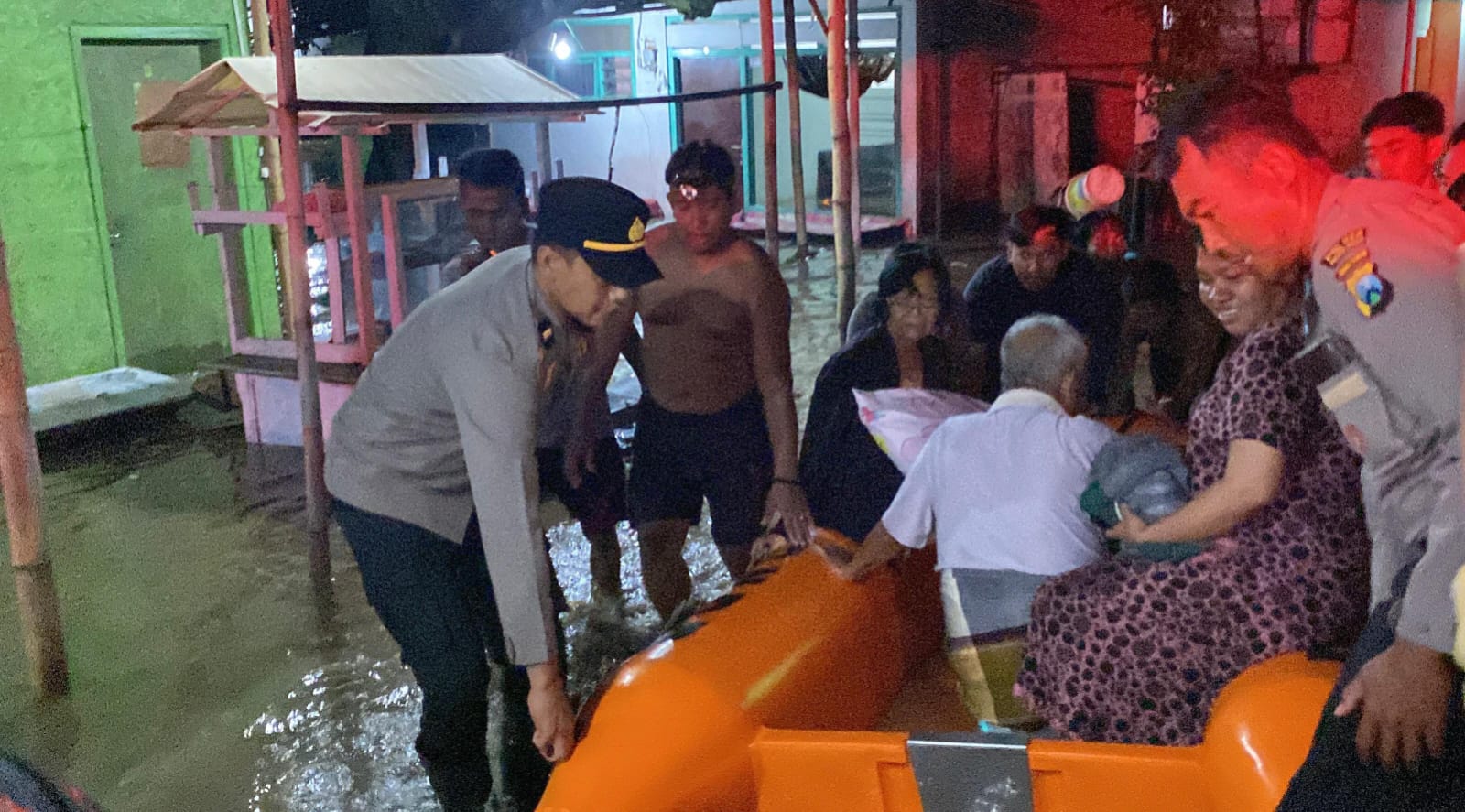 Gerak Cepat Polres Probolinggo Bantu Evakuasi Warga Terdampak Banjir