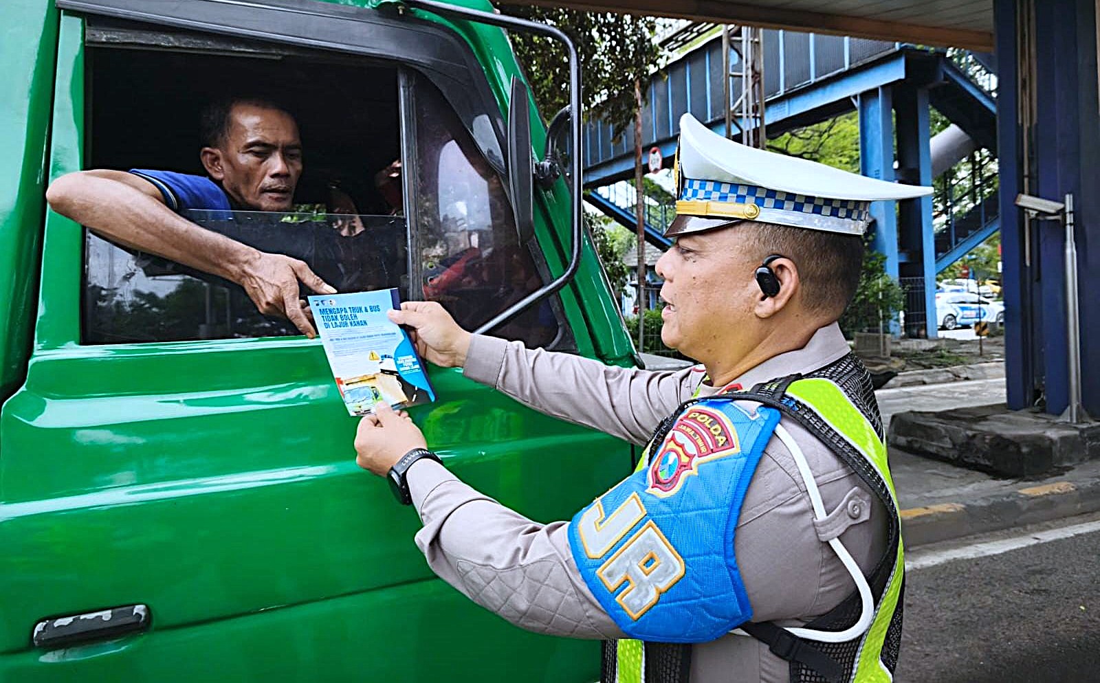 Polda Jatim Tertibkan Truk dan Bus yang Nekat Pakai Lajur Kanan