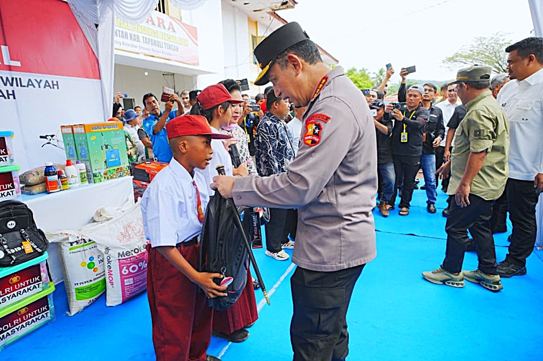 Tinjau Hunian Sementara Korban Bencana di Tapteng, Kapolri-Ketua Komisi IV Salurkan 16 Truk Bantuan Kemanusiaan