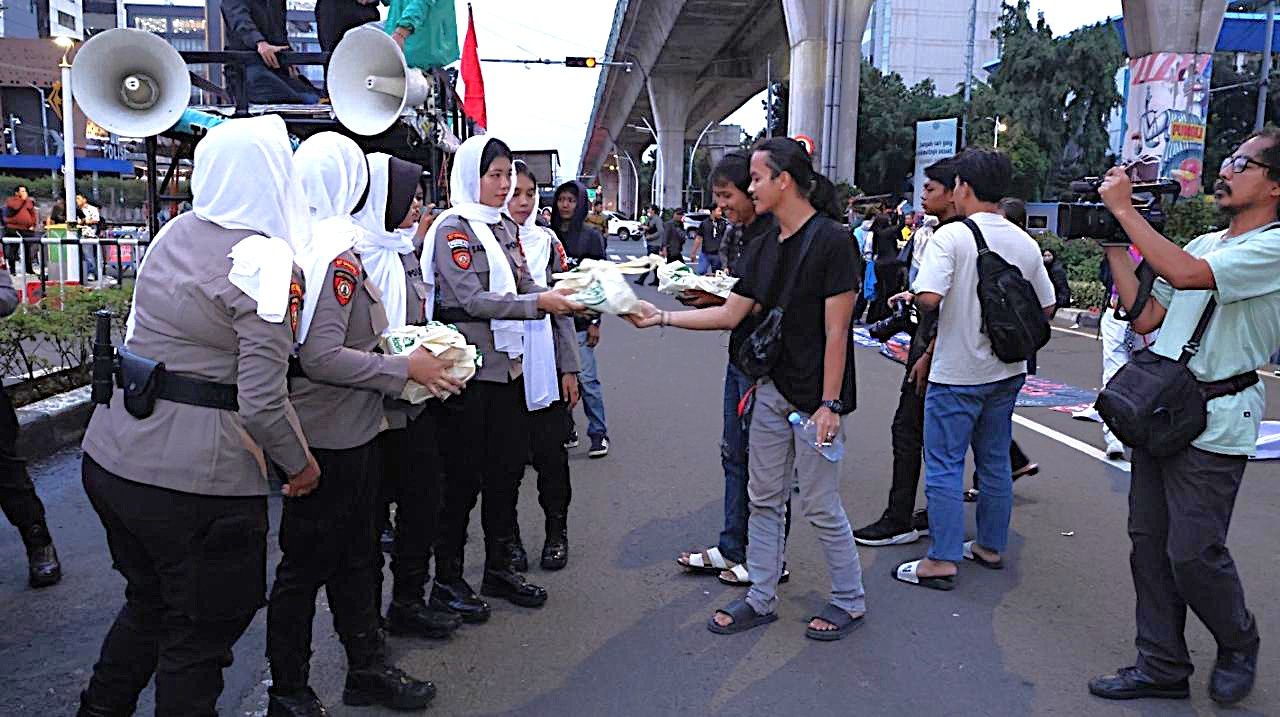 Sejukkan Ramadhan, Polda Metro Jaya Kedepankan Pendekatan Humanis Dan Tim Sholawat Dalam Pelayanan Penyampaian Aspirasi Mahasiswa