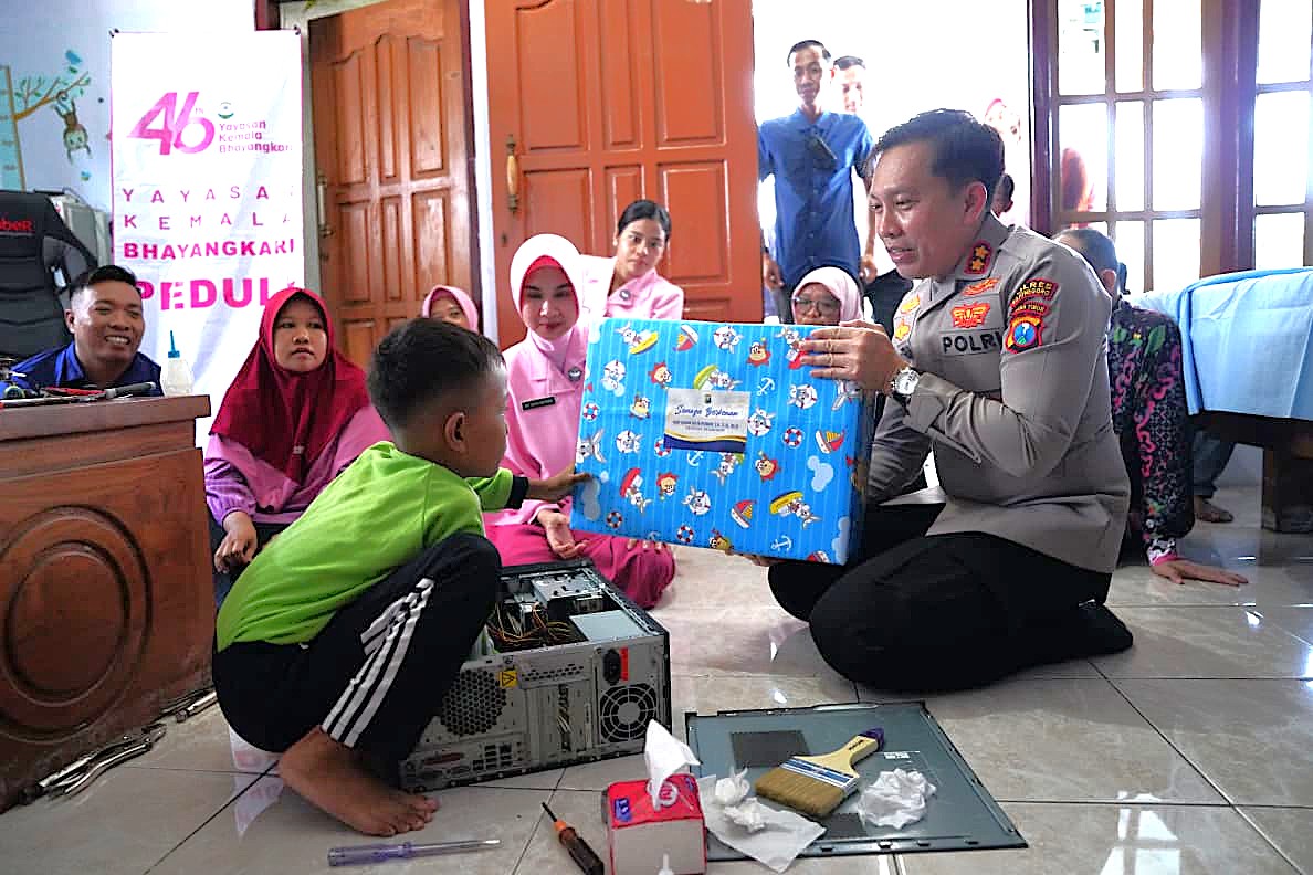 Hari Jadi YKB ke-46, Kapolres Bojonegoro Beri Hadiah Laptop Bocah Jago Perbaiki Elektronik
