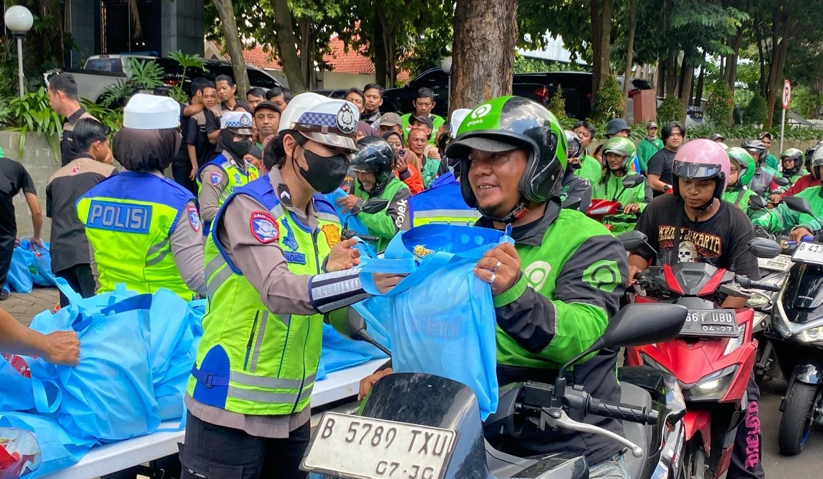 Jumat Peduli, Polda Metro Jaya Salurkan 350 Paket Sembako untuk Pengemudi Ojol