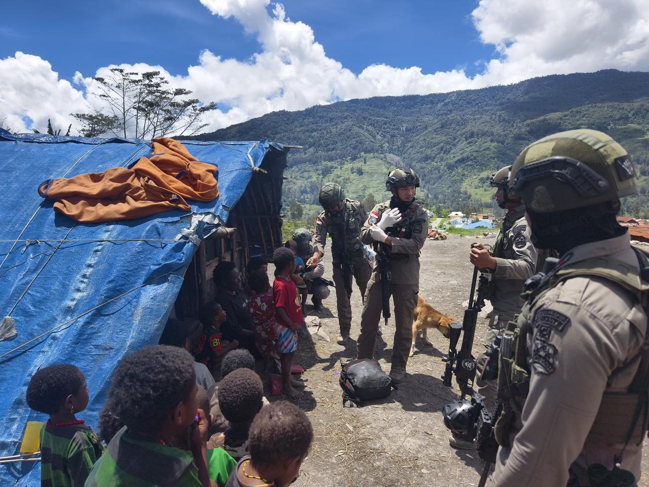 Polri Peduli: Satgas Damai Cartenz Patroli dan Berikan Layanan Kesehatan di Pengungsian Gigobak Sinak