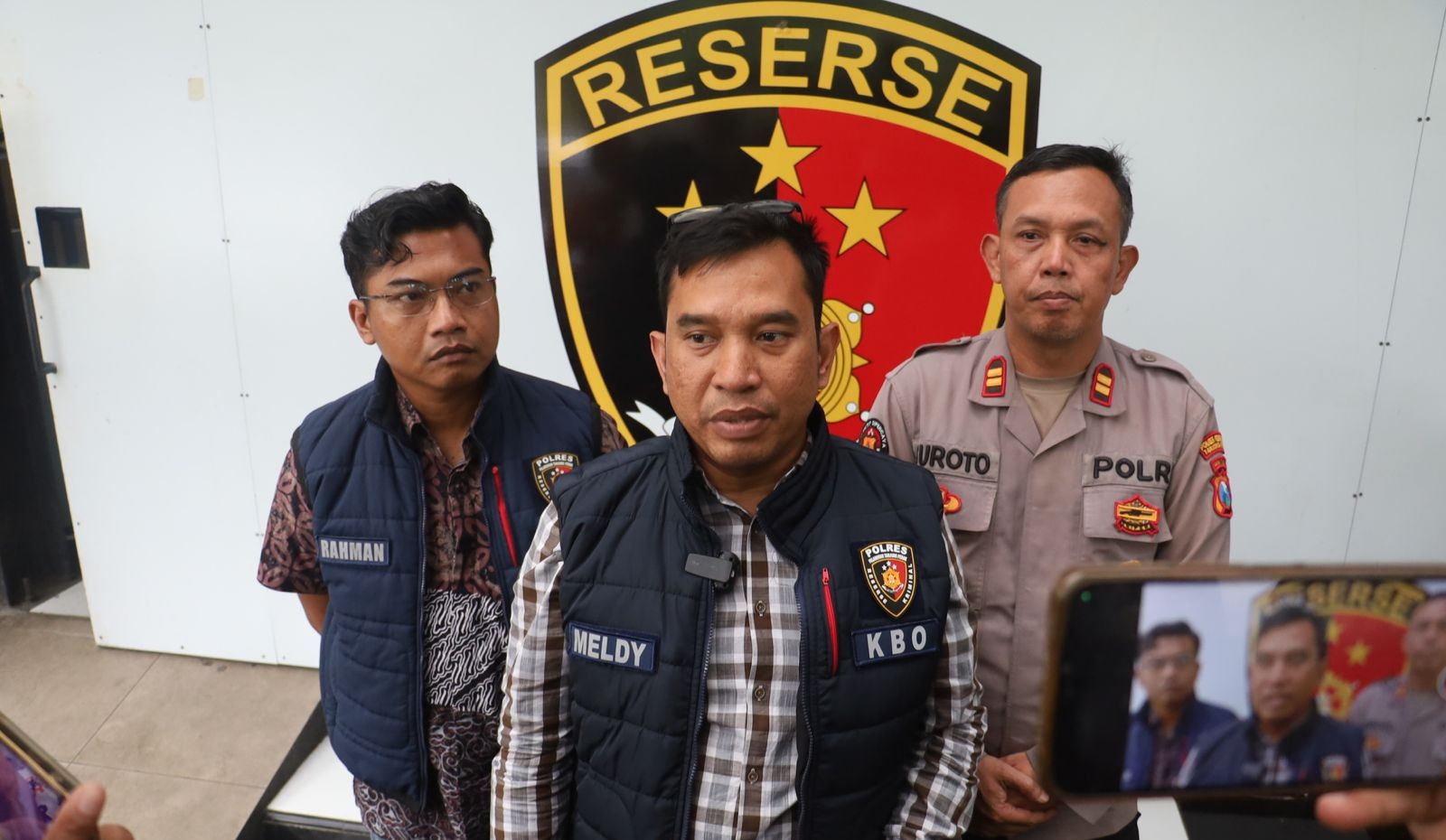 Polres Pelabuhan Tanjungperak Amankan Tersangka Penipuan PO Sembako Murah