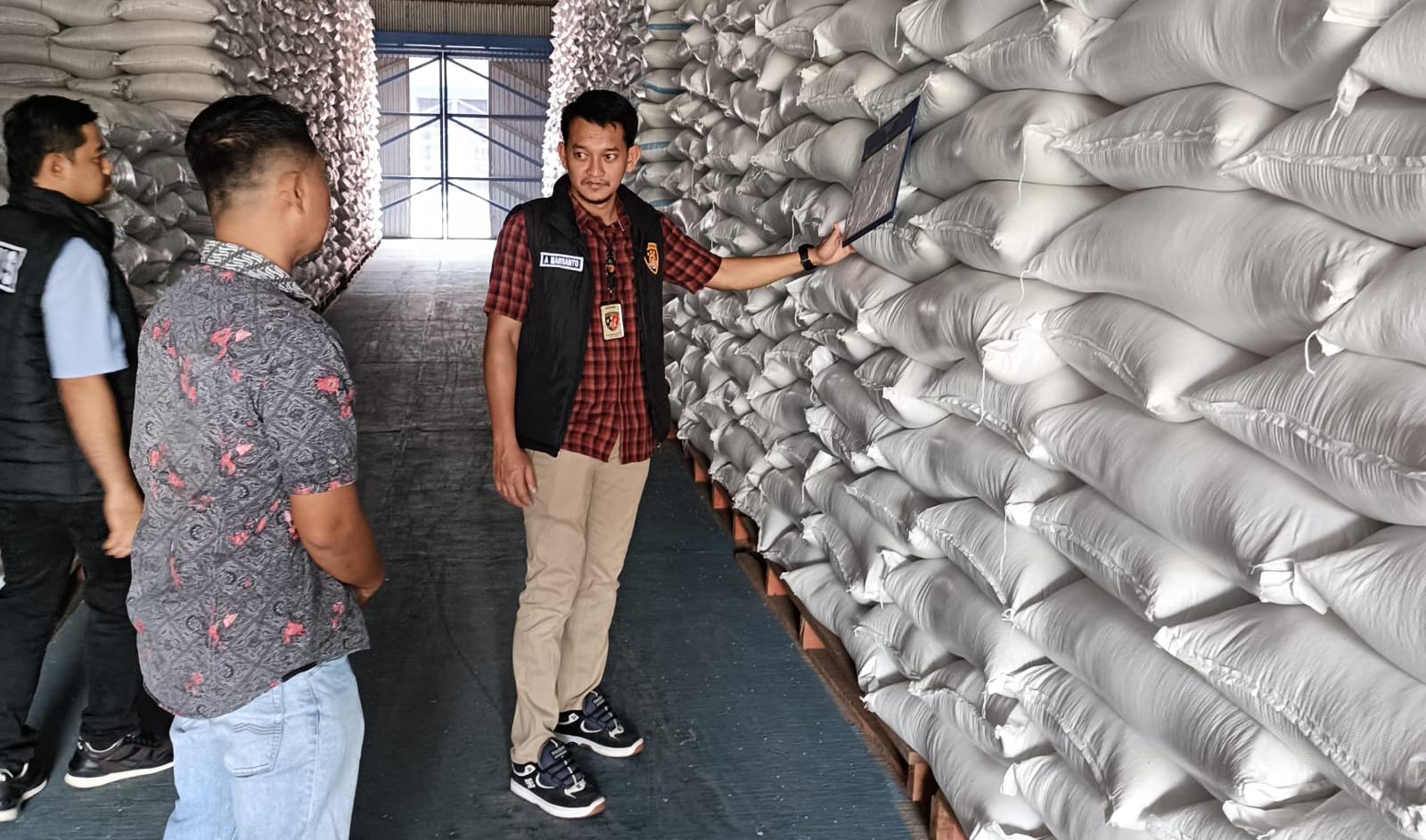 Satgas Pangan Polres Ngawi Cek Gudang Bulog Pastikan Stok Beras dan Jagung Aman