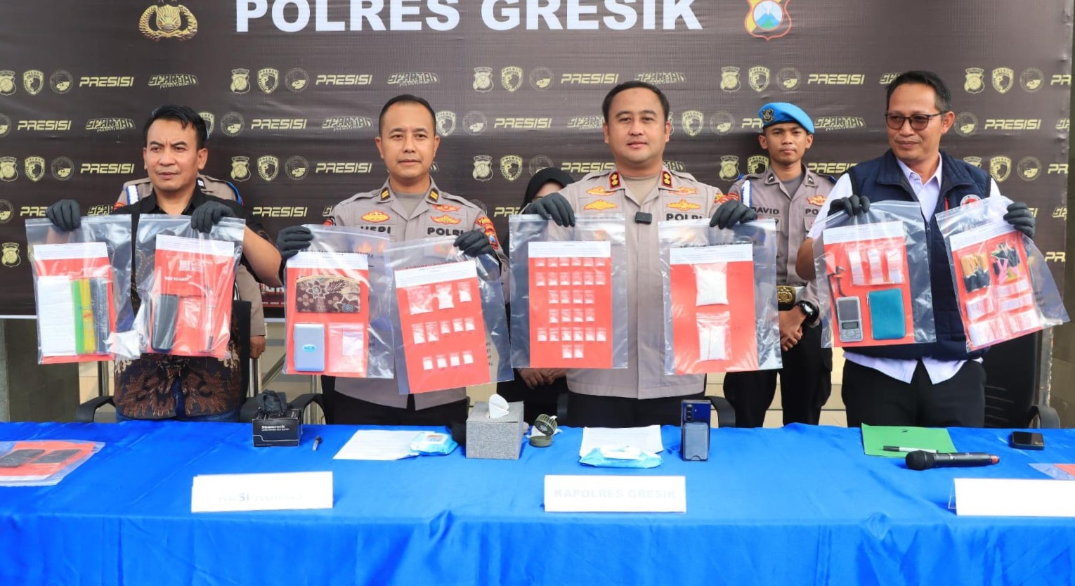 Polres Gresik Bongkar Jaringan Narkoba Amankan 2 Tersangka Pengedar dan 209 Gram Sabu