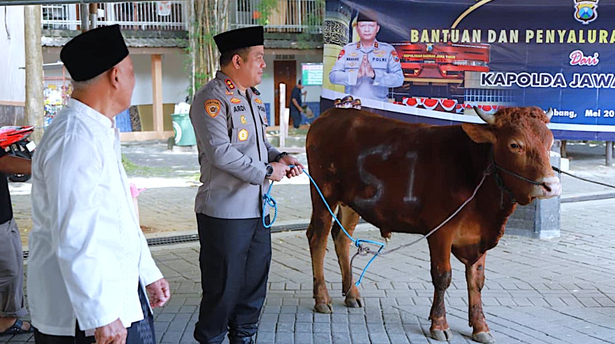 Kapolres Jombang Serahkan Sapi Kurban dari Kapolda Jatim untuk Dua Ponpes