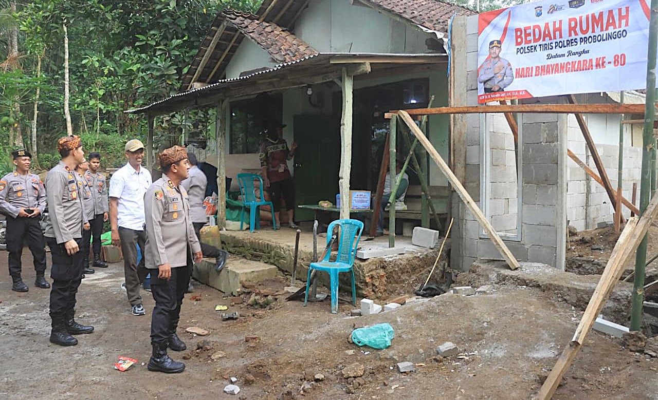 Hari Bhayangkara ke-80: Polres Probolinggo Turun ke Pelosok Desa Salurkan Bansos Bedah Rumah