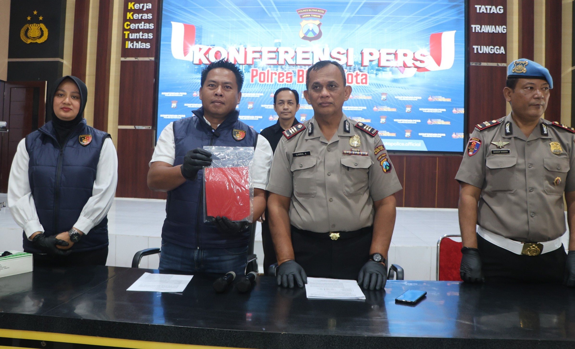 Polres Blitar Kota Amankan Tiga Tersangka Perampasan Modus Jebak Korban Lewat Aplikasi Kencan
