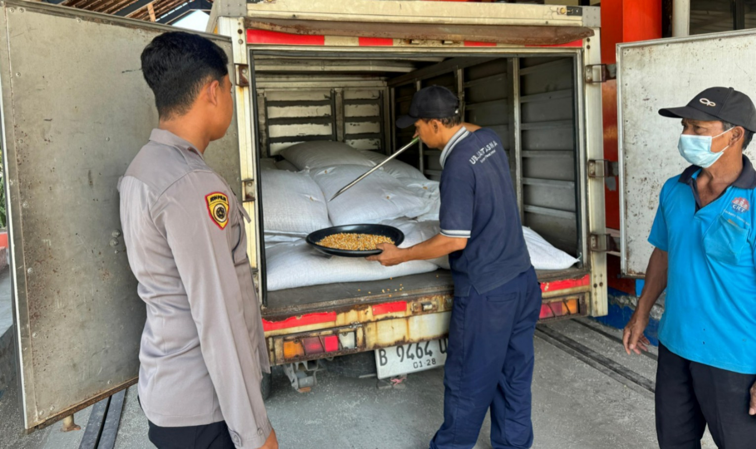 Polres Pelabuhan Tanjungperak Bantu Petani Distribusikan Jagung Hasil Panen ke Bulog