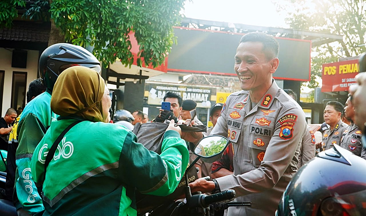 Hari Bhayangkara ke-80, Polres Ponorogo Salurkan Ratusan Paket Bansos Untuk Masyarakat