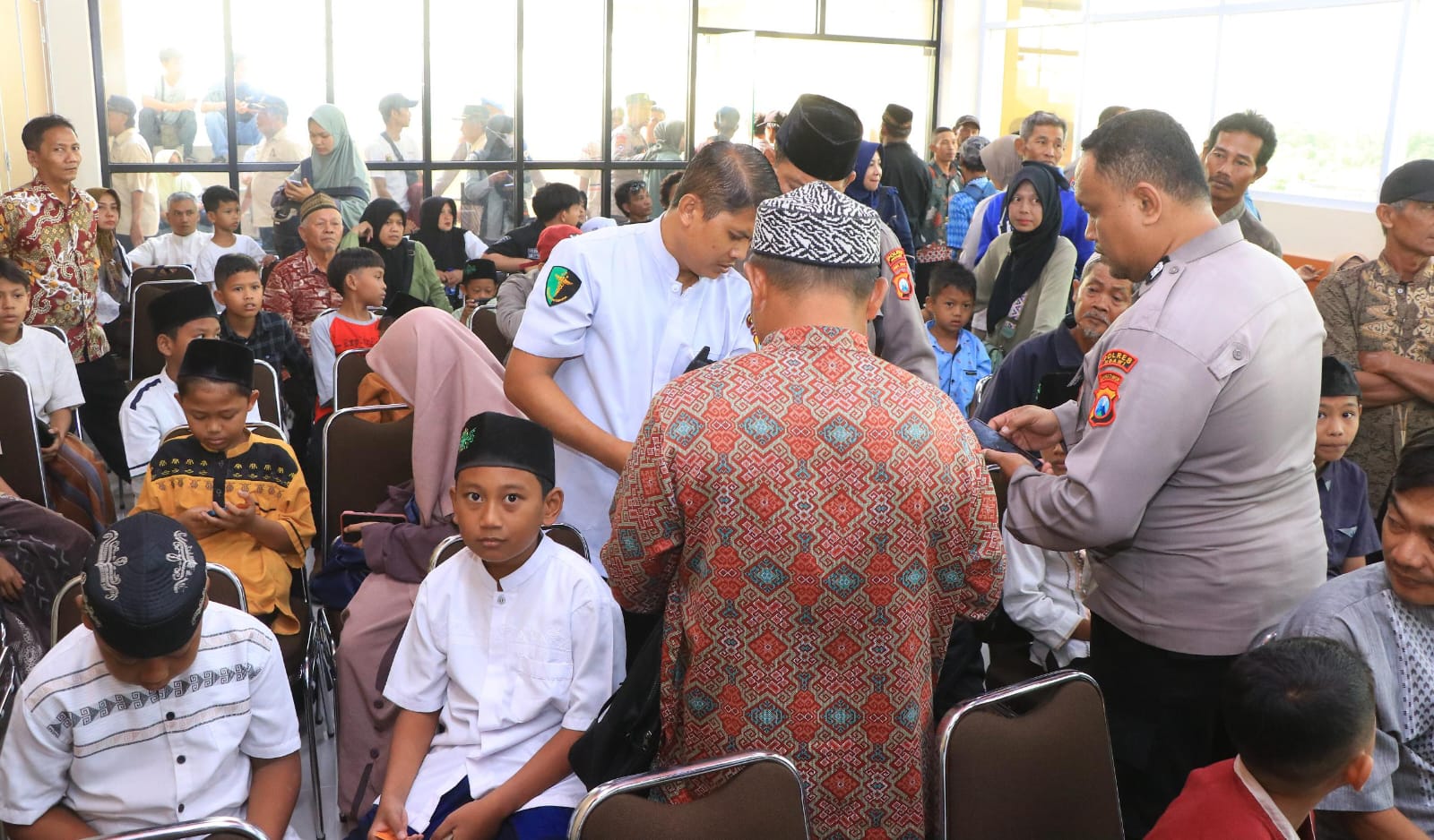 Ratusan anak dari berbagai wilayah di Kabupaten Ngawi mengikuti khitanan massal dengan penuh antusias