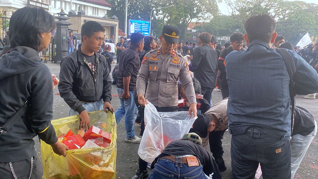 Rutam Nuwus Aksi Damai Berjalan Lancar, Polisi dan Mahasiswa Bersih-Bersih Usai Orasi