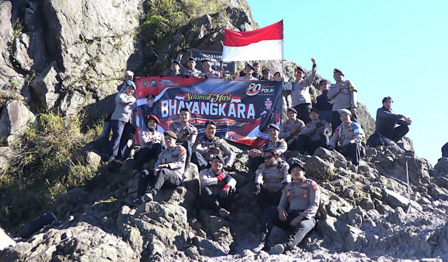 Polres Blitar bersama Komunitas Pecinta Alam Peringati Hari Bhayangkara ke-80 di Gunung Kelud