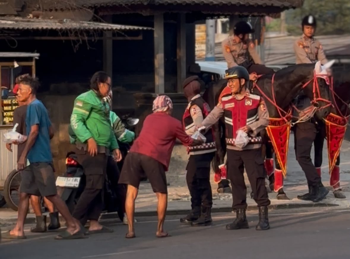 Berbagi Kebaikan, Ditpolsatwa Korsabhara Baharkam Polri Gelar Jumat Berkah di Pura Kelapadua Depok