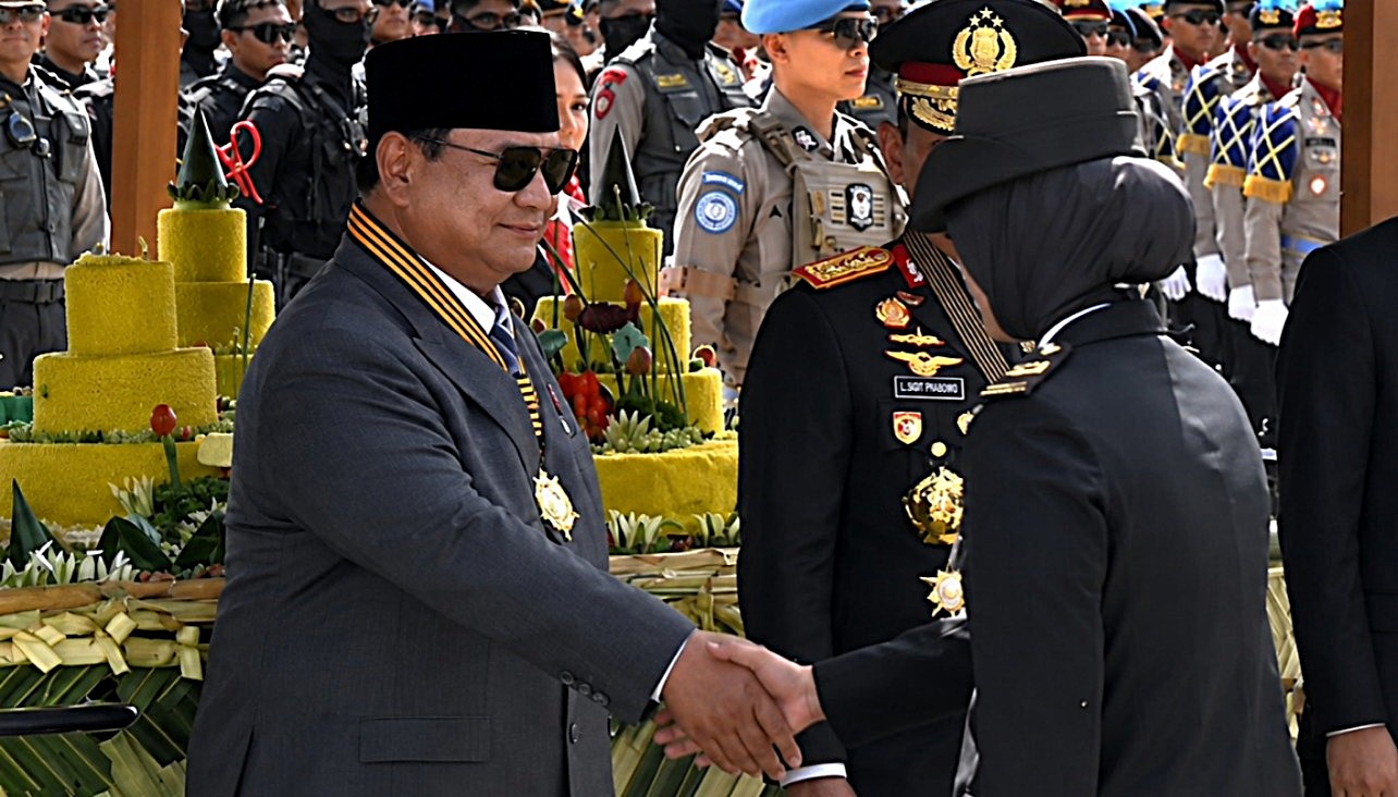 Polwan Inspiratif: Kanit PPA Polresta Malang Kota Menerima Potongan Tumpeng Kehormatan dari Presiden RI di Hari Bhayangkara ke-80