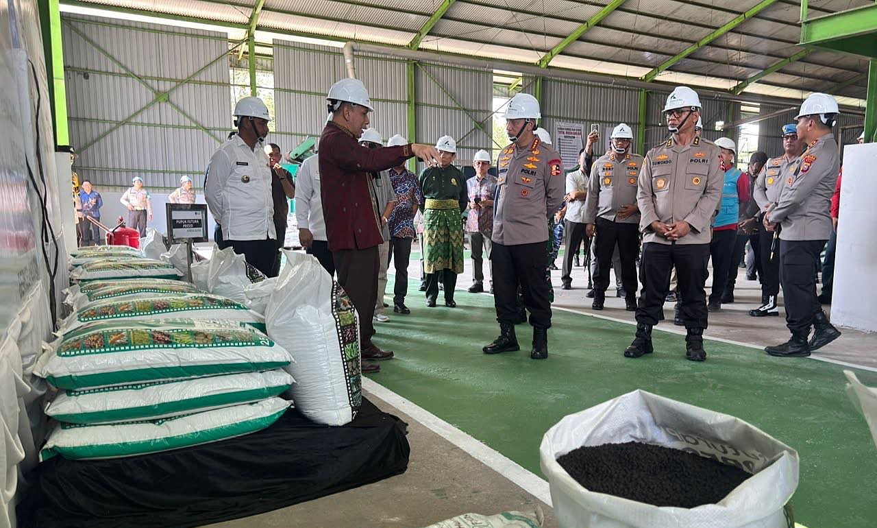 Kapolri Tinjau Pabrik Pupuk Batu Bara di Kampar, Lepas Distribusi 80 Ton Pupuk untuk Kelompok Tani Riau