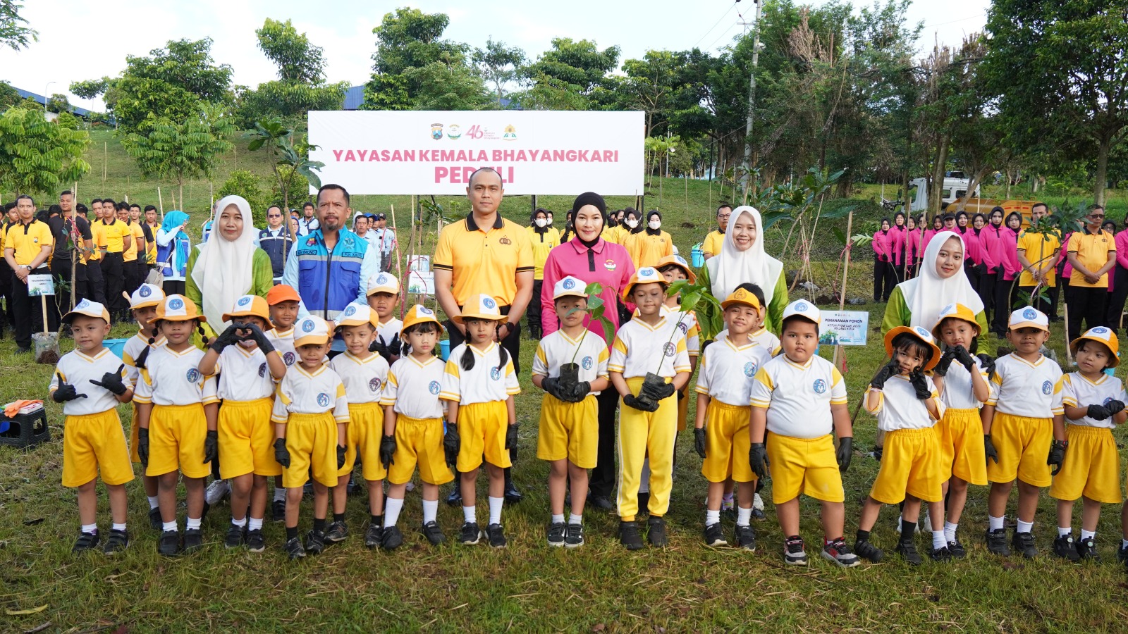 Polresta Malang Kota dan Bhayangkari Ajak Anak TK Cintai Lingkungan Lewat Aksi Tanam 250 Pohon