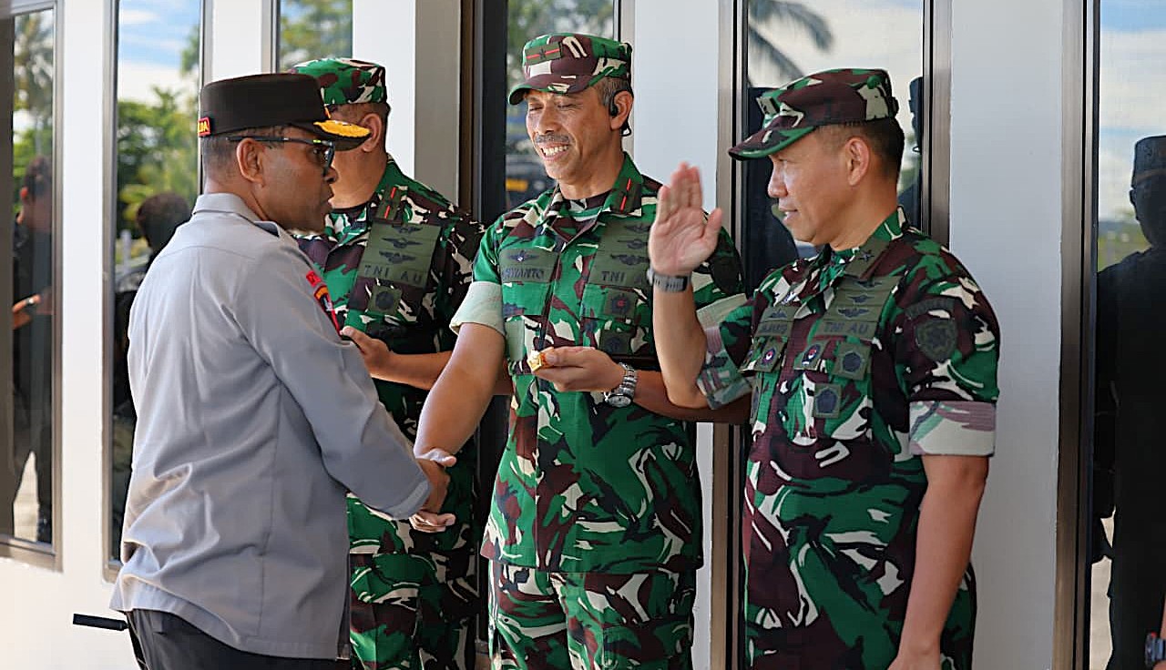 Perkuat Sinergi, Kapolda Papua Silaturahmi dan Makan Siang Bersama TNI di Biak Numfor