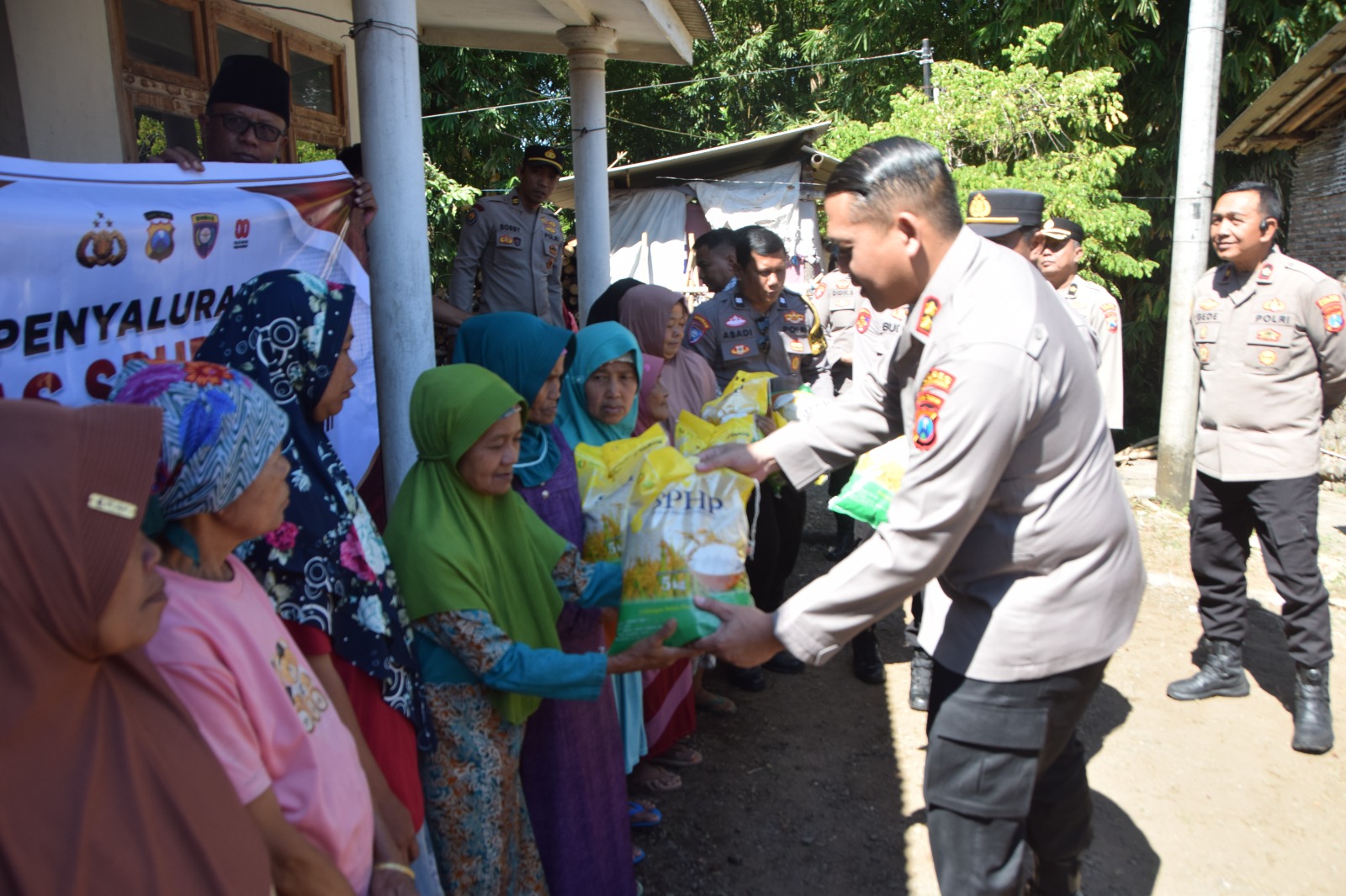 Polres Bondowoso Salurkan Bantuan Beras untuk Warga Curahpoh di Hari Bhayangkara ke-80