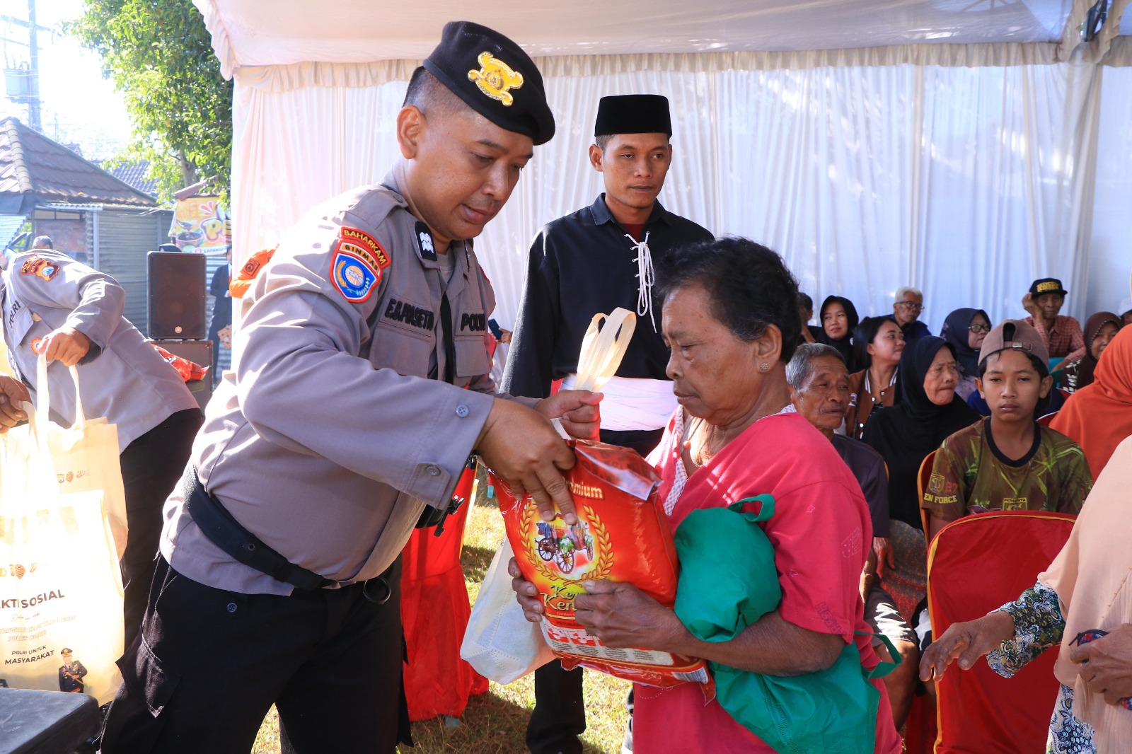 Polres Ngawi Salurkan 500 Paket Sembako untuk Masyarakat di Bringin