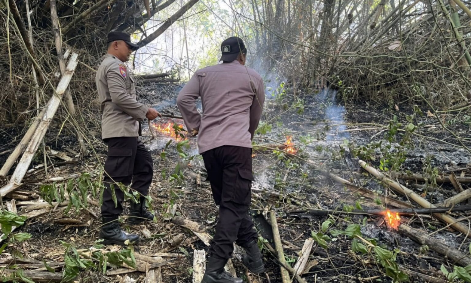 Polres Trenggalek Terjunkan Personel Jajaran Padamkan Api di Gunung Orak Arik