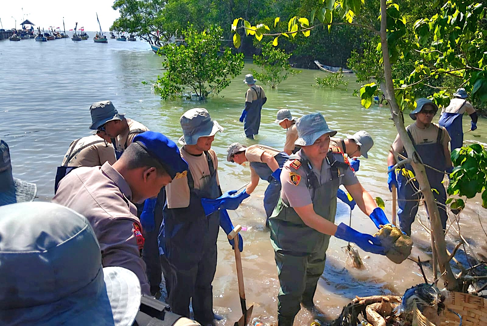 Sinergi Bersih-bersih Pantai, Polres Gresik Wujudkan Indonesia ASRI